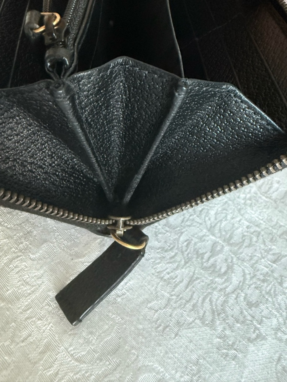 Gucci Animalier Bee black Leather Zip Around Wallet. - Picture 14 of 17